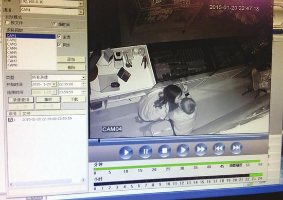 监控显示两人盗窃成功后热吻