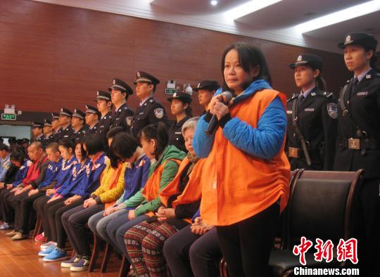 图为主犯黄清恒泪洒法庭,希望法庭给予其改过机会。李敏军 摄