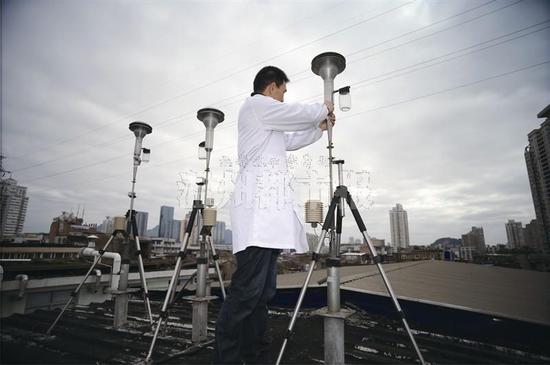 温州职业PM2.5监测员每日工作扛着小型液化气