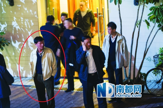 1月21日20:50,东湖水库明珠海鲜山庄,参加宴会的人员从包房出来,准备离开。经记者事后指认,身穿黄色夹克的中年男子(红圈内)即殴打南都记者陈乐伟的嫌疑人——— 深圳市技侦支队退休官员王鹰航。