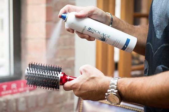 用喷了发胶的发梳整理卷发|发型|造型技巧_新浪时尚_新浪网