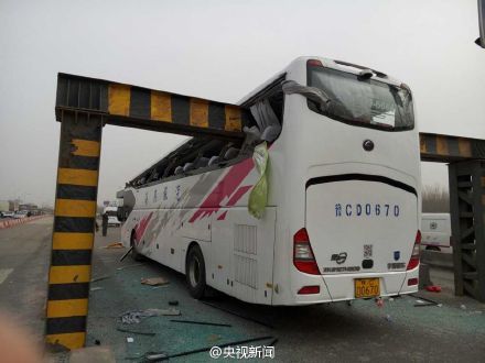 河南牌照旅游大巴车撞上限高杆 车顶被切割