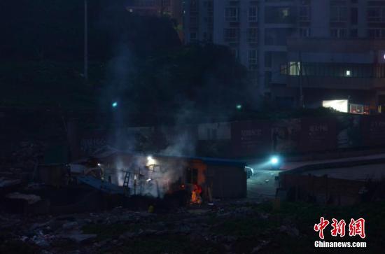 四川民众熏腊肉 环保局称是空气污染源头