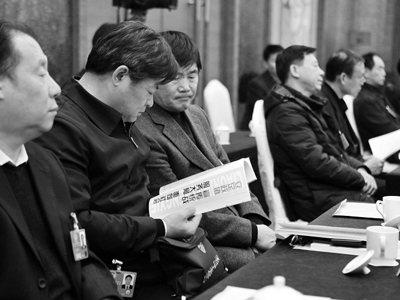 委员们昨日报道后,就进入了工作状态。
