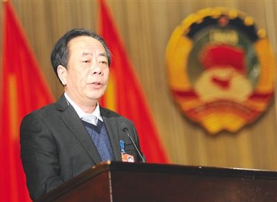 南平市政协主席张建光代表四届市政协常委会向大会作工作报告(肖明摄)