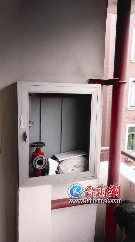 厦门初三生楼道做实验爆炸 消防栓玻璃门被炸