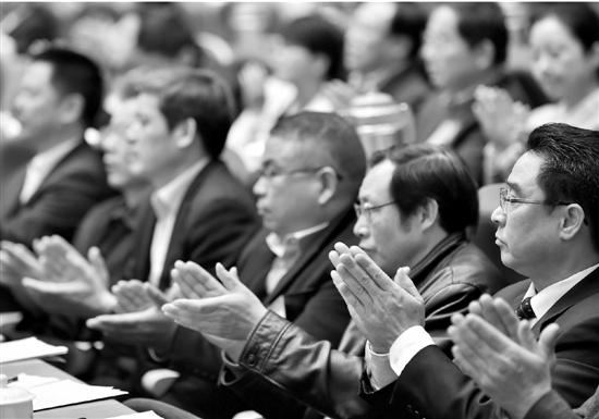 昨天下午,省第十二届人民代表大会第三次会议在杭州闭幕。人大代表们鼓掌通过有关决议。