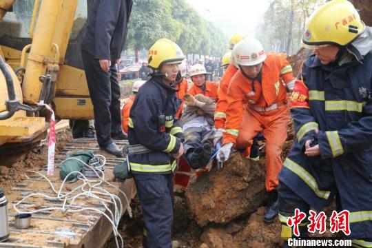 图为抢救现场。蒙加璇 摄