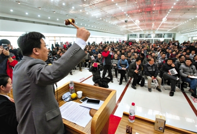 昨日,中央和国家机关公车改革取消车辆首场拍卖会在京举行,拍卖师刘京武正在叫价。