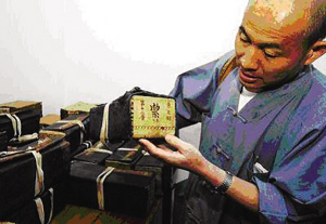 福州鼓山涌泉寺印空法师在检查古代经书的干燥情况