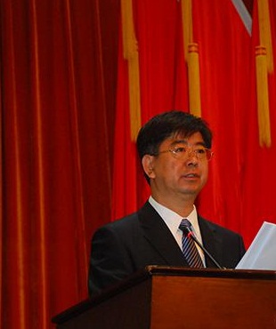 1月27日，三亚市人民政府代市长吴岩峻作政府工作报告。