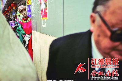 合肥抄表员刘涛摄影展在政务中心阳光大厅举办