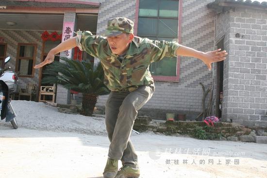 赵光华舞起来了。记者周文琼 摄