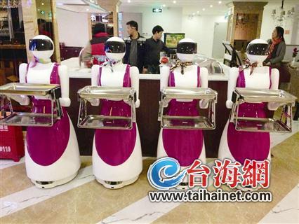 漳州一餐厅机器人当起服务员 老板称比雇工便