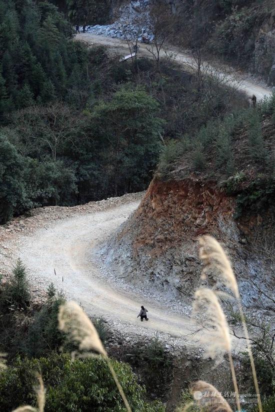 胡凤莲家距县城几十公里,其中有一段山路没有班车,只能跪着行走。所以,她一年回家的次数不超过5次。