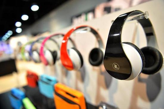 尽管悲观地认为未来的社会可能出现欧威尔主义(受严格统治而失去人性的社会)，学者们仍强调科技手段所能带来的积极影响仍超过对隐私的侵犯。哈佛大学计算机学教授玛尔戈-塞尔泽表示：“我们可以使用微型无人机监视公众，但同时也可以在埃博拉患者的病房采用同样的技术消灭病菌。问题与技术无关，而是你如何使用。”