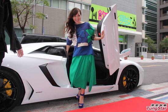 侯佩岑自嘲当妈健忘 座驾与周董撞车|侯佩岑