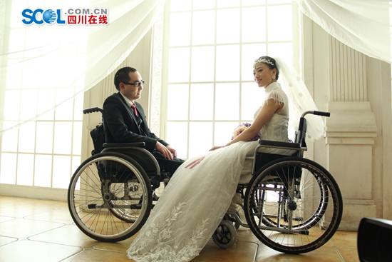 轮椅上的婚纱照