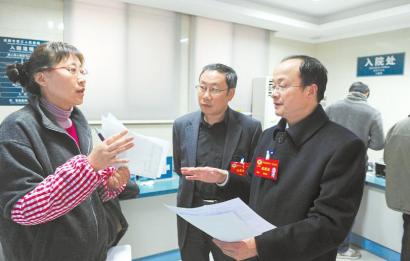 1月26日,省政协委员唐顺发(右)和何群(中)利用休息时间来到成都市第三人民医院,调研异地医保结算问题。