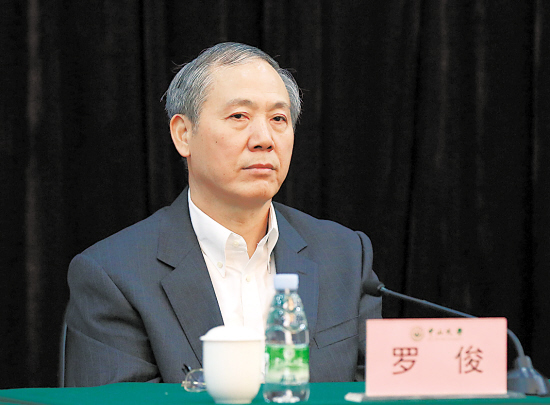 今天上午,罗俊出席中山大学教师干部会议 羊城晚报记者 陈秋明 摄
