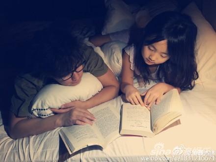 黄磊陪着女儿夜读
