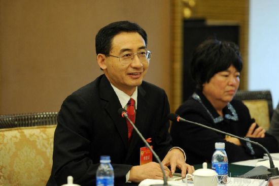 组讨论中,东莞市委常委、宣传部部长潘新潮谈