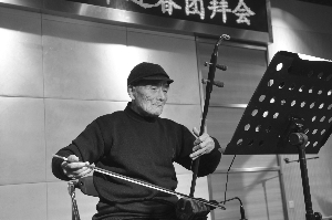 101岁登台表演拉二胡 不戴眼镜就能看清乐谱