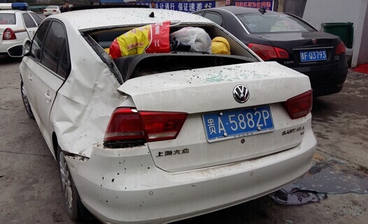 高速路上大货车前轮脱落 加油站两小车中招