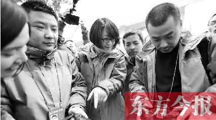 昨日,大象融媒飞象队队员们正在调试专门为报道省两会购置的全新装备