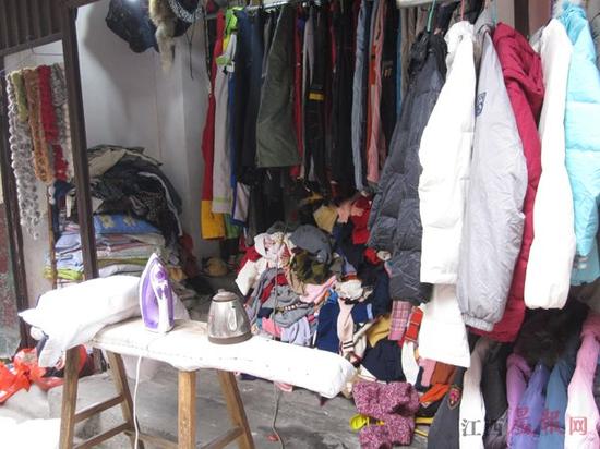 “洋垃圾”服装未经消毒直接售卖。晨报记者 李小聪 图