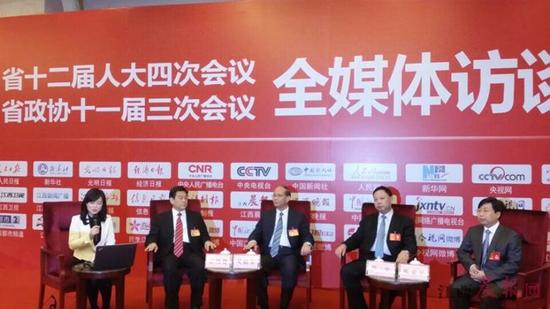 昨晚，省“两会”进行了首场全媒体访谈直播。晨报记者  黄挺 图