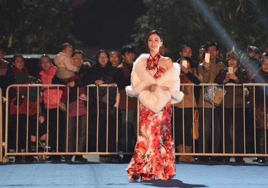 汤加丽家乡合肥走红毯 场外粉丝尖叫不断