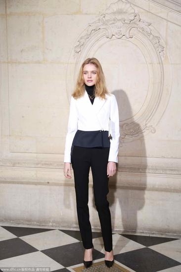 俄罗斯超模natalia vodianova白衣黑裤造型