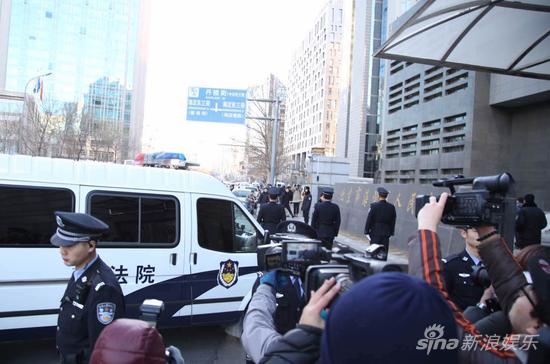 法院外记者聚集