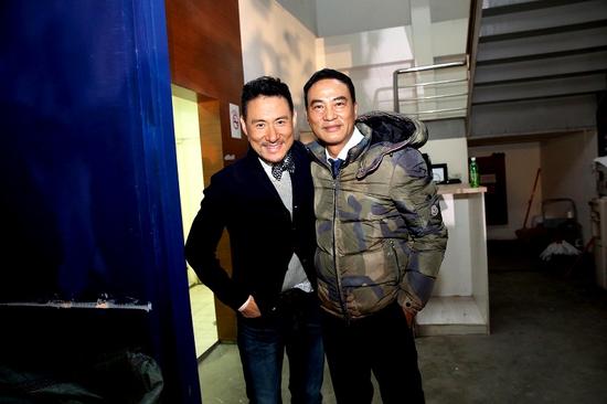 张学友拍摄新歌MV任达华探班