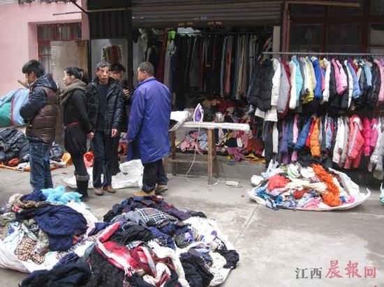 大量“洋垃圾”服装被随意摆在地上叫卖。晨报记者 李小聪 图