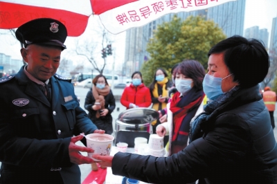 大哥，辛苦了，喝一碗热粥吧