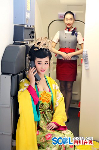 性感空姐“胸猛” 空哥反串叫板“范爷” 