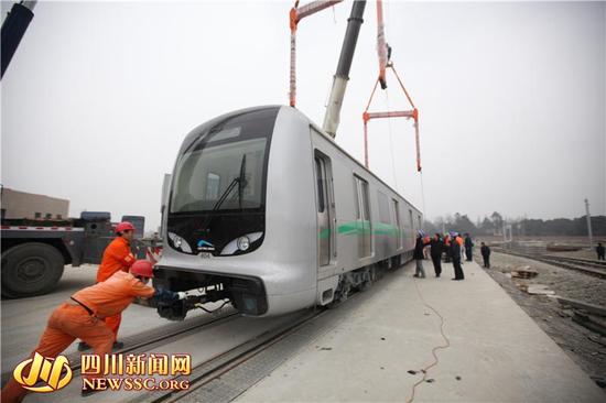 成都地铁4号线首列车