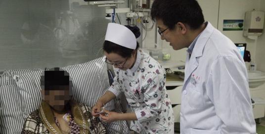 ICU重症学科主任邱海波教授来到小亮床前对其复诊。 仲萱 摄