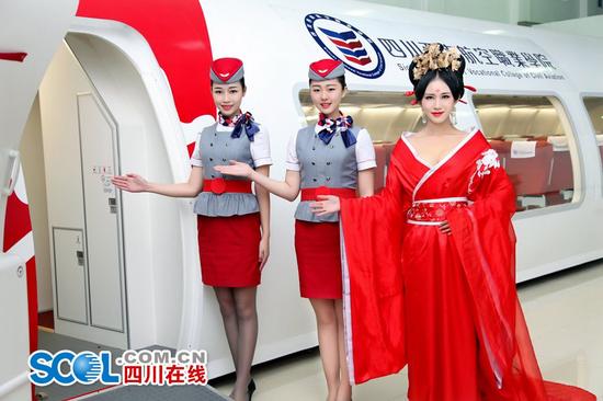 性感空姐“胸猛” 空哥反串叫板“范爷” 