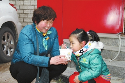 孩子，慢慢喝