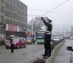 交警雨中托电缆让车通过