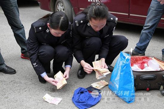 民警正在清点箱子里的物品