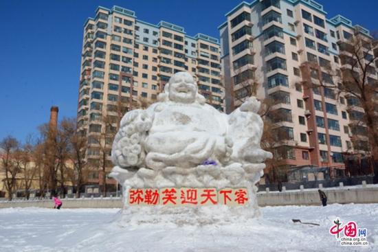 吉林市退休教师半个月时间制作2层楼高巨佛雪