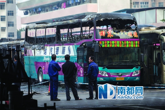 　　昨天上午6时40分，顺德客运站内，一公交突然起火，并殃及旁边三车，其中三辆车的车顶被烧穿。南都记者 郑俊彬 摄
