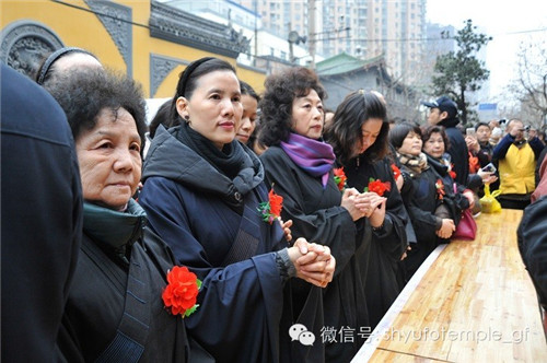 “品尝美味腊八粥，共享和谐吉祥年”——上海玉佛禅寺举行2015年迎新年腊八赠粥活动