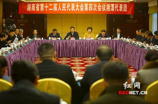 27日下午，湖南省委书记、省人大常委会主任徐守盛参加省十二届人大四次会议湘潭代表团审议。