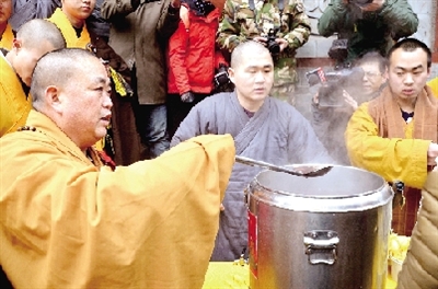 少林寺开始向市民布施腊八粥