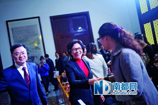 昨日，广州市副市长贡儿珍在新闻发布会后与媒体记者微笑握手。南都记者 林宏贤 摄